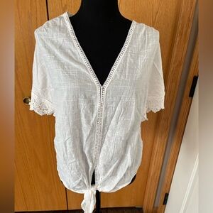 Max Studio white cotton blend short sleeve v neck pull over shirt. Size medium